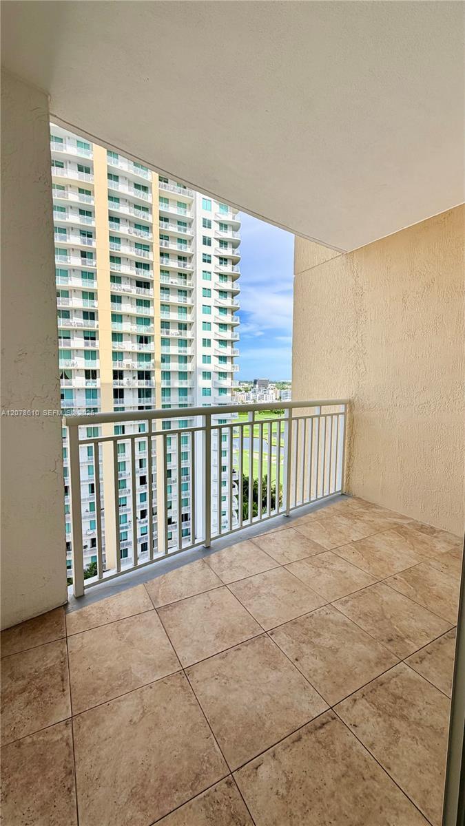 Building Photo - 1755 E Hallandale Beach Blvd