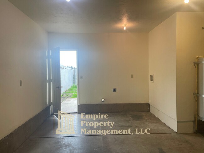 Building Photo - 3806 Dove Ln