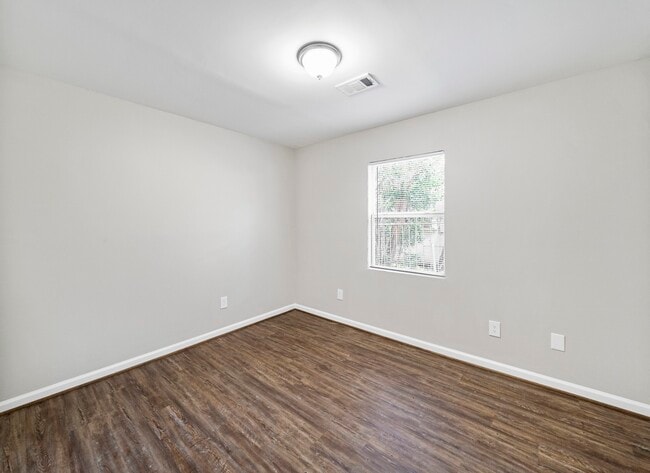 Building Photo - 1411 Pleasantville Dr