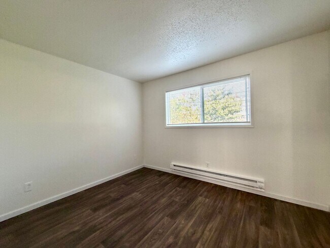 Building Photo - **$750 DEPOSIT + FREE FIRST MONTH'S RENT** Spacious Main Floor Unit~ Great Natural Light~ Updated...