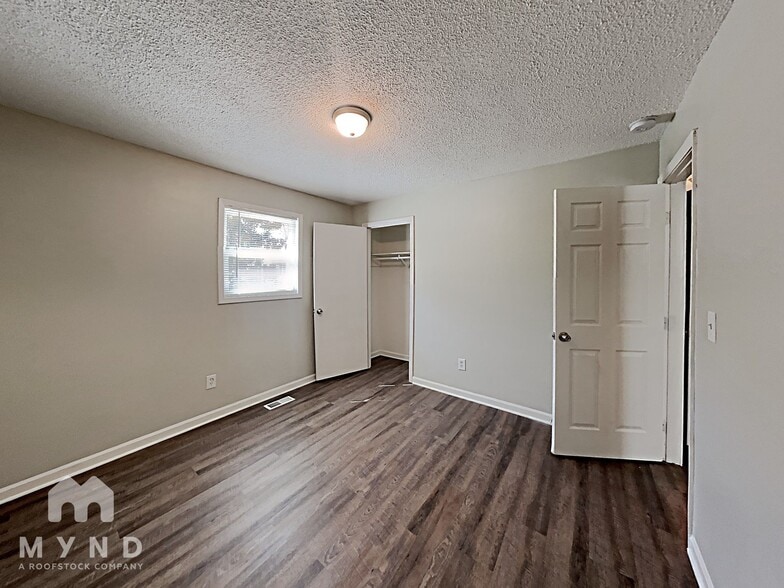 Building Photo - 5924 Sutton Dr