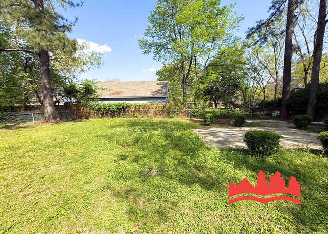 Building Photo - Welcome to this spacious 5-bedroom house