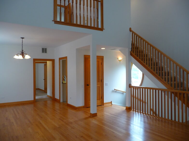 Living/dining area - 2648 N Greenview Ave