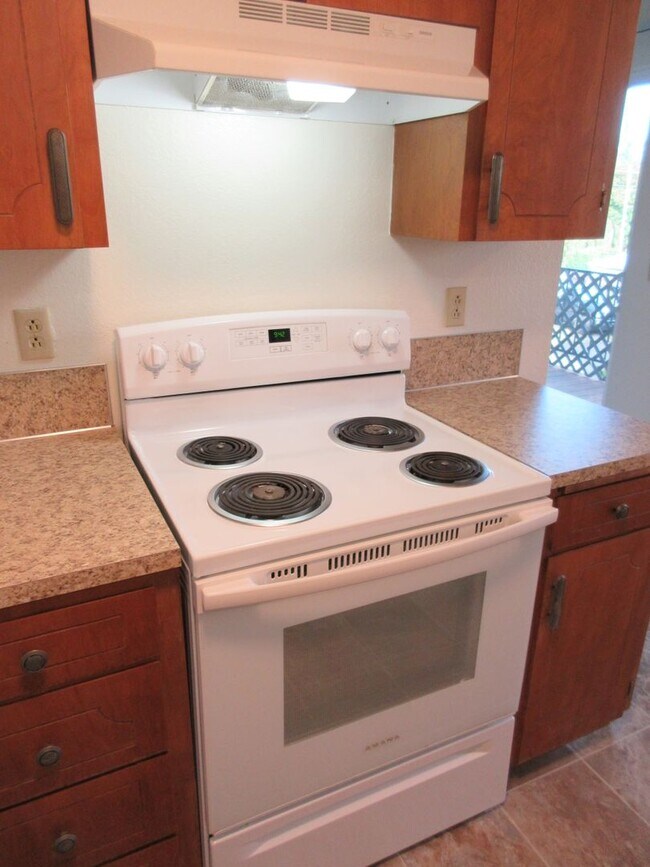 Building Photo - Two Bedroom Apartment w/ Washer and Dryer