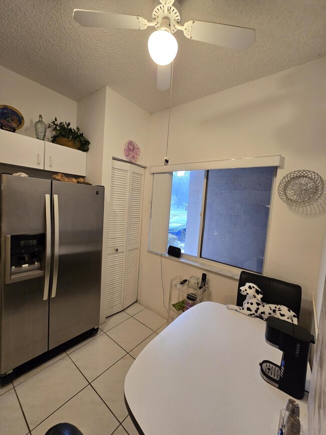 Building Photo - 5084 Rose Hill Dr