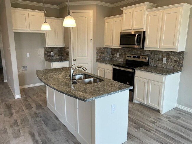 Building Photo - Newer Home in Grand Places