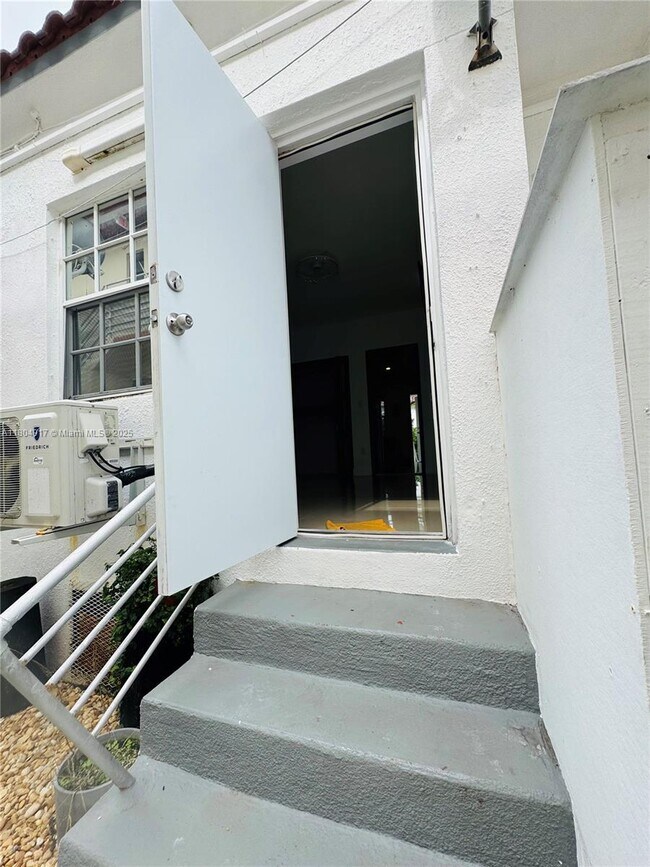 Building Photo - 8335 Crespi Blvd