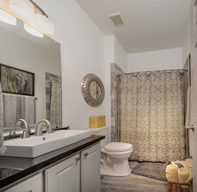 Building Photo - 182 N Valley Oaks Cir