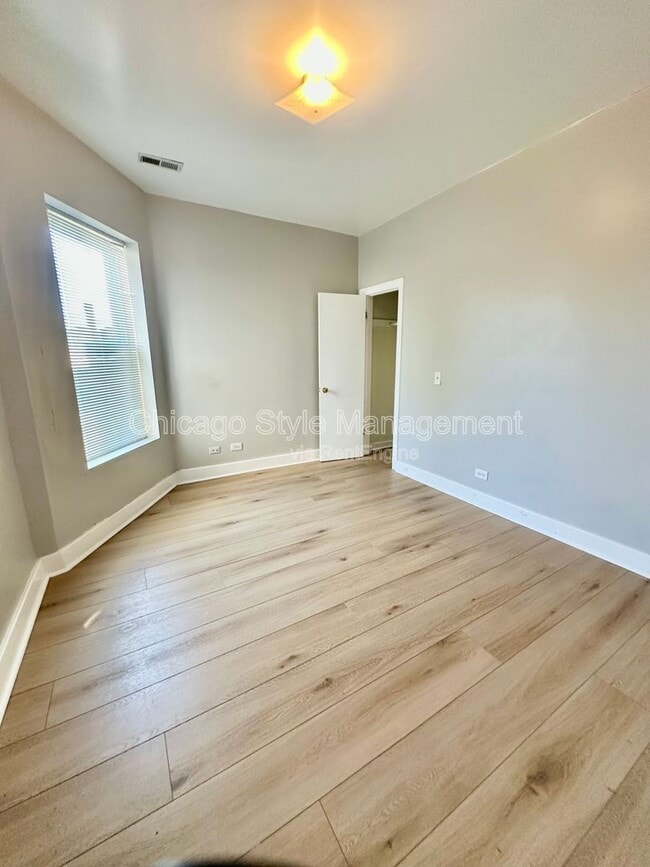 Building Photo - 3302 W Fulton Blvd