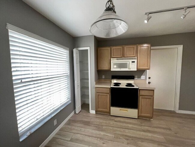 Building Photo - Welcome Home! Updated flooring & fresh interior paint! Move in OCTOBER! Beautiful 3X2 with attach...
