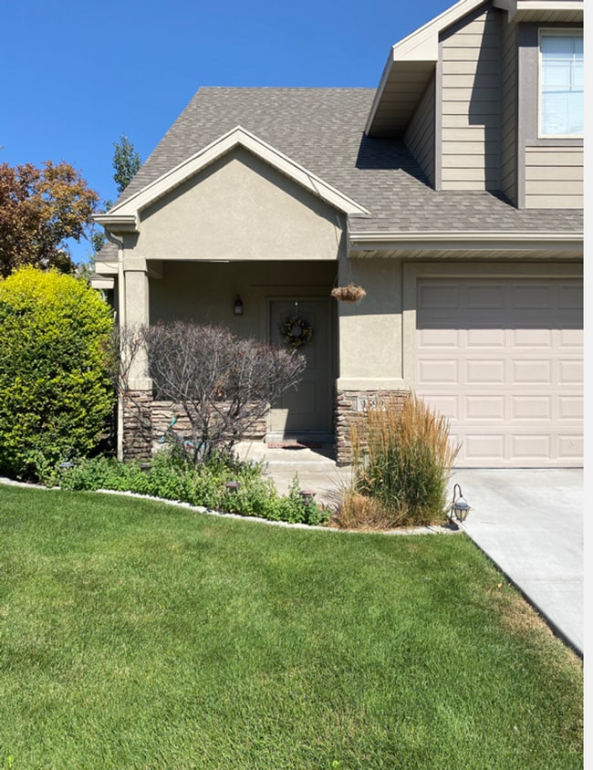 Building Photo - Beautiful 3-Bedroom Townhome in a Prime Location