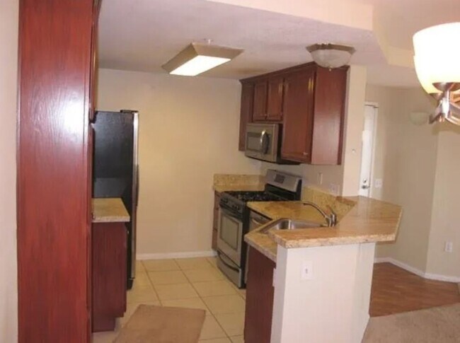 Building Photo - 3 Bedroom, 2 Bathroom Ground-Level Condo f...