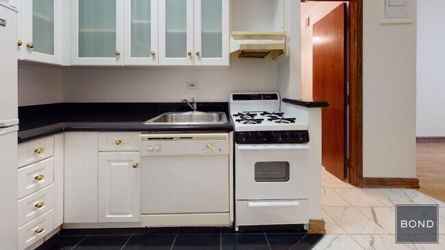Building Photo - 148 W 68th St