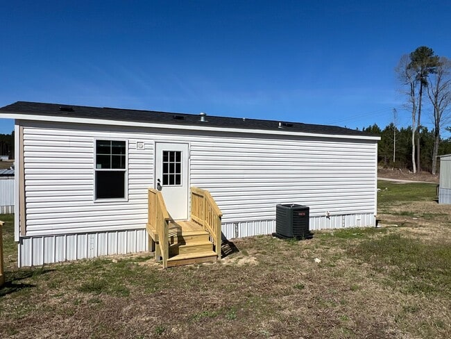 Building Photo - 136 Pine Forest Loop