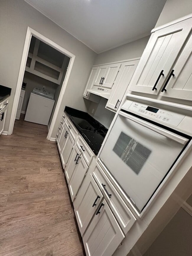 Building Photo - 3 bed 2 bath perfect location