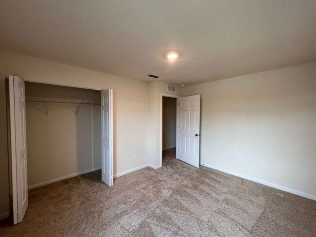 Building Photo - Charming 3-Bedroom Townhome for Rent in De...