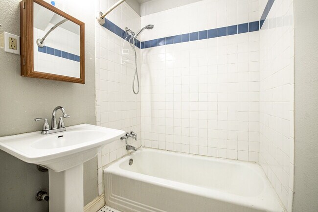 Building Photo - 3br / 2ba house in Woodlawn terrace, close...