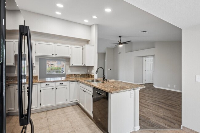 Building Photo - 8734 W Bloomfield Rd