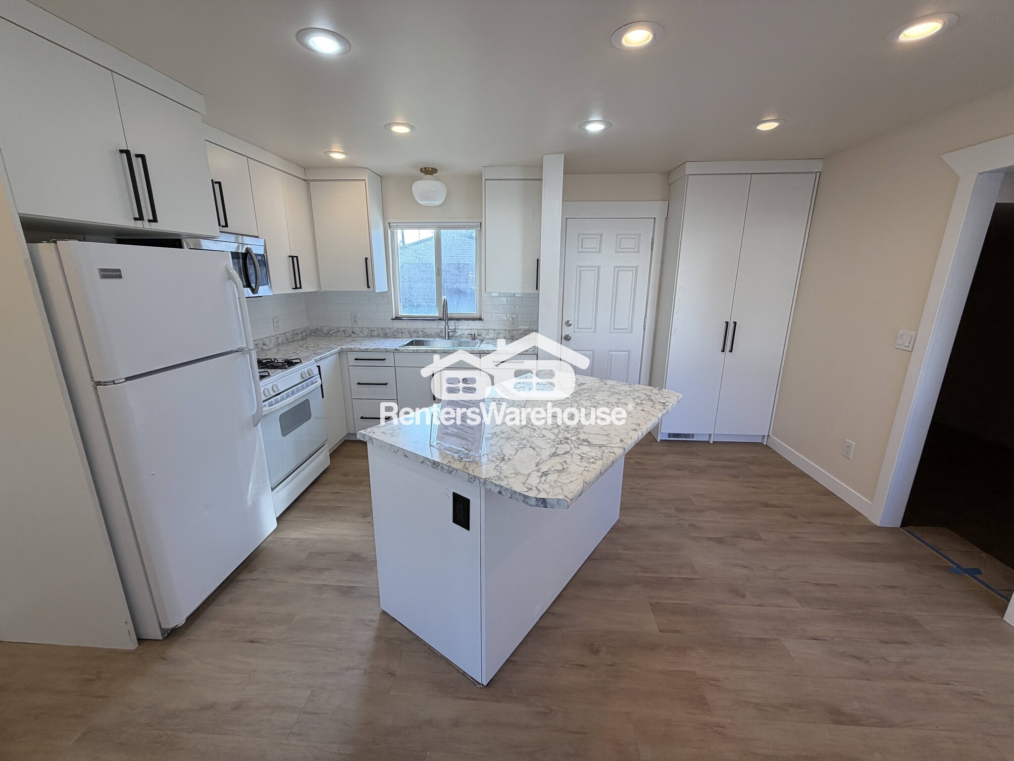 Building Photo - 318 E Oakland Ave