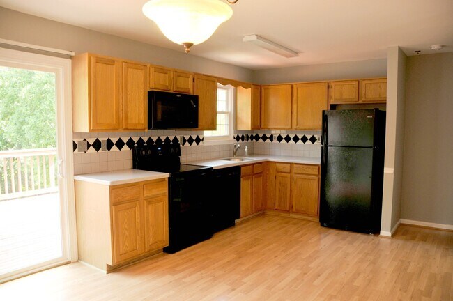 Building Photo - Charming End-Unit Townhouse in Mt. Airy Manor Community