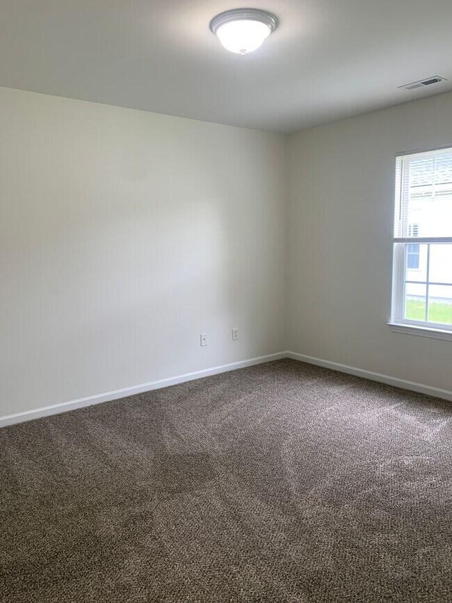 Building Photo - 3 Bedroom 2 Bath House on Victory Gardens Available Now