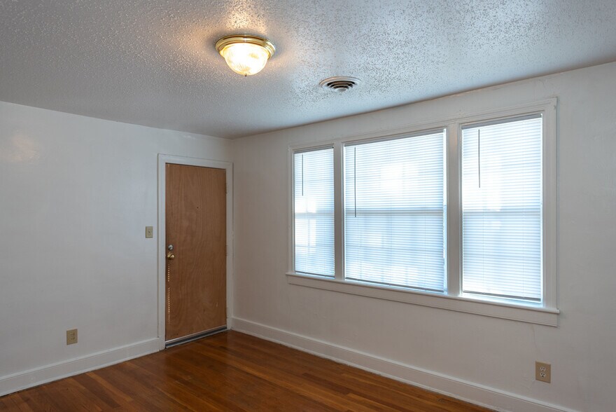 Building Photo - 3704 Chapel Dr