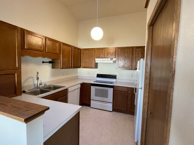 Building Photo - Beautiful Westend patio home
