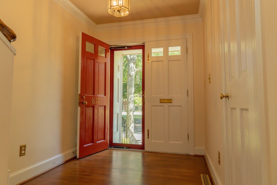 Building Photo - 817 Botetourt Gdns