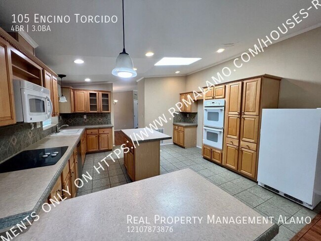 Building Photo - 105 Encino Torcido