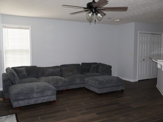 Building Photo - 829 Ridgetop Dr