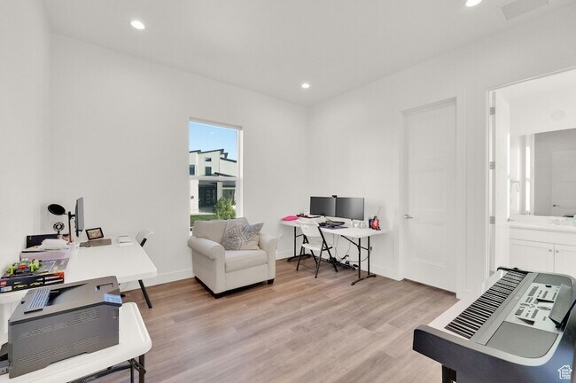 Building Photo - 1722 Oakridge Cir