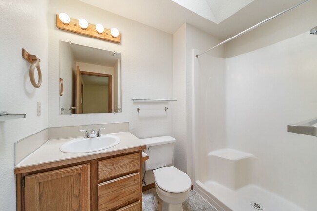 Building Photo - MOVE IN READY! Lake Forest home - 3 bedrooms - North Thurston School District