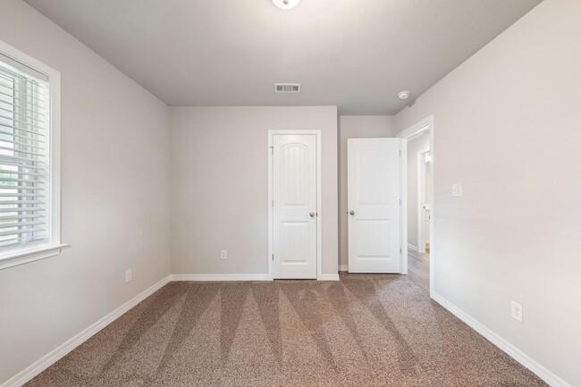 Building Photo - Gorgeous 4/2 Renovated Home in the Heart o...