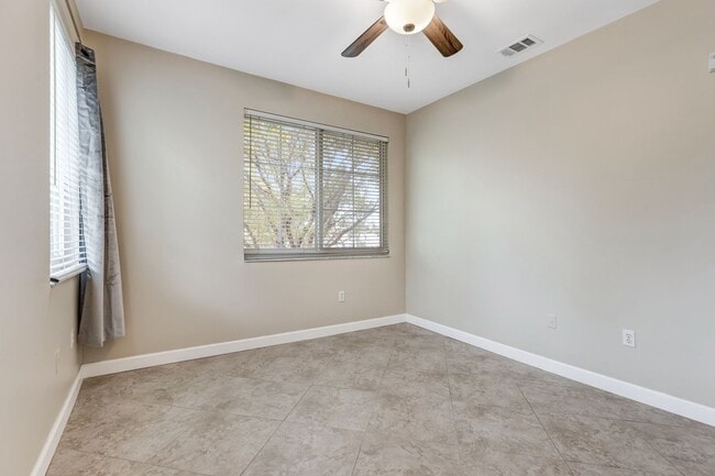 Building Photo - ** RESERVE AT NAPLES ** 3 BED / 2 BATH - TOP FLOOR CONDO - CENTRAL NAPLES - ANNUAL RENTAL