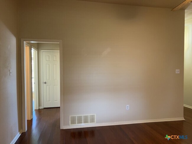 Building Photo - 3906 Lone Oak Dr