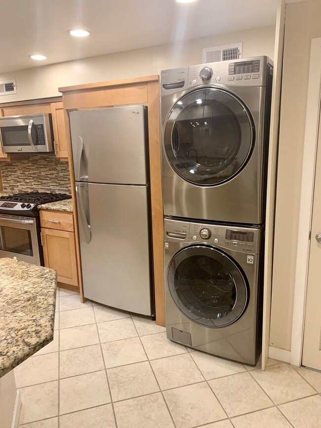 Building Photo - Amazing 2-Bedroom Townhouse Located in Bella Vista! Available mid-July!