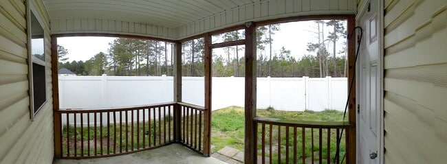 Building Photo - End Unit! Screened Porch!