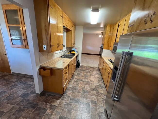 Building Photo - 429 E Pine St