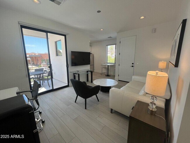 Building Photo - 1611 E Lamar Rd