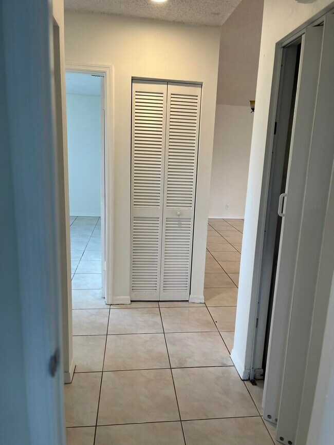 Building Photo - 4423 Woodstock Dr