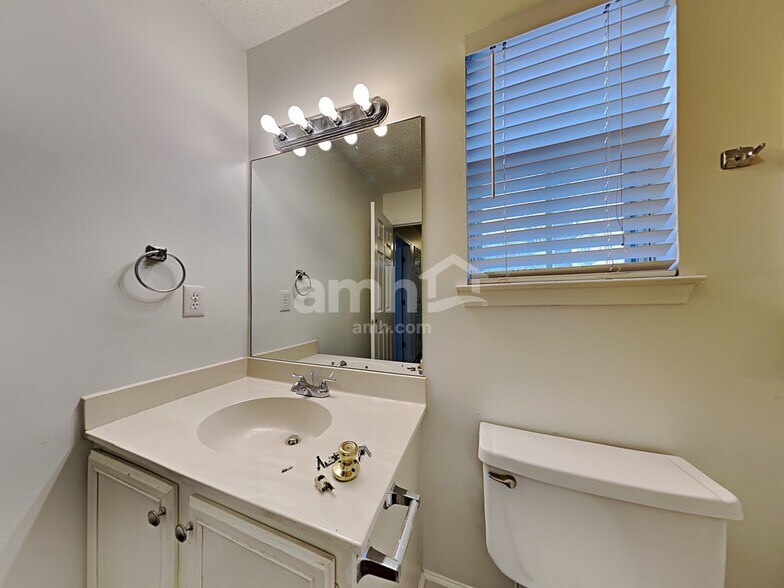 Building Photo - 652 Settlers Ridge Ln