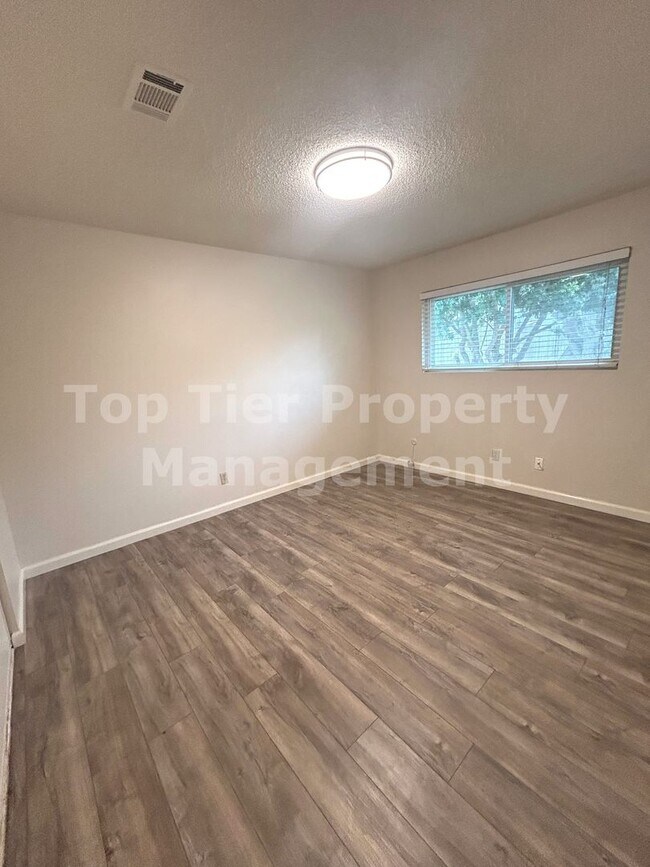 Building Photo - Beautiful 4 Bed/2 Bath House in Central Oceanside - Available 01/02***