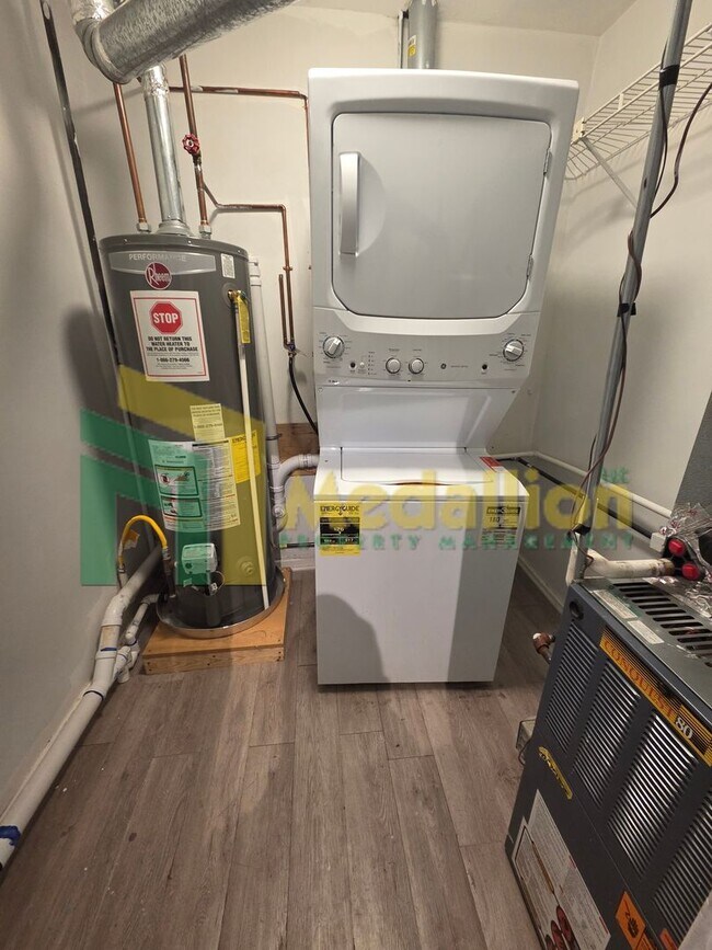 Building Photo - Spacious Studio with Hardwood Floors and Stainless Steel Appliances – Prime Milwaukee Ave Location