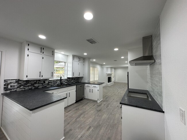 Building Photo - 2814 W Dengar Ave