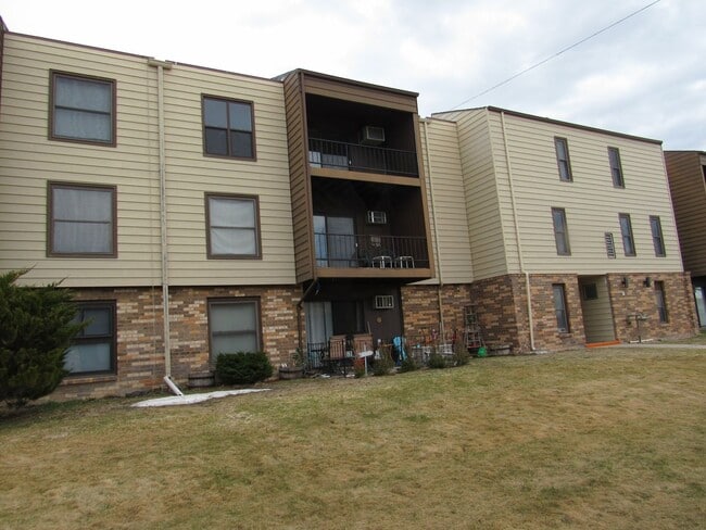 Building Photo - Large One Bedroom w/ Heat & Water Paid