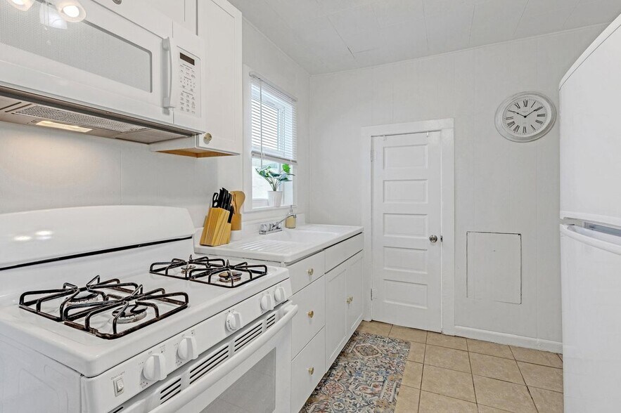 Building Photo - 335 Malverne Rd