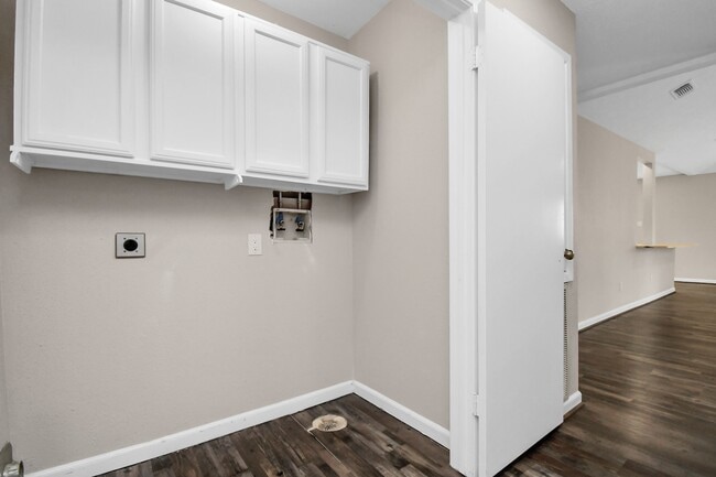 Building Photo - 13002 Kingsmill Dr