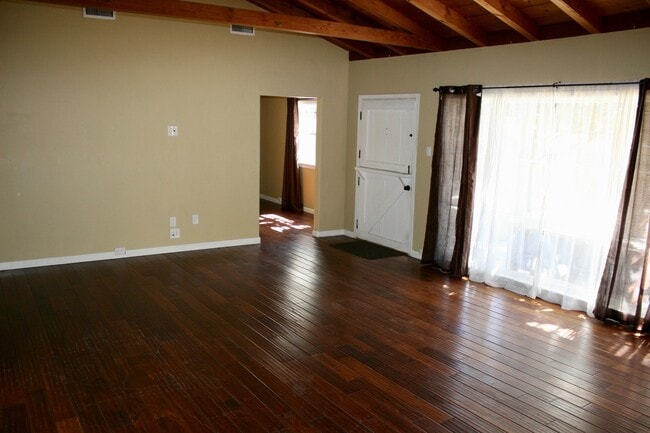Building Photo - Charming 4 Bedroom Home plus office in Mis...