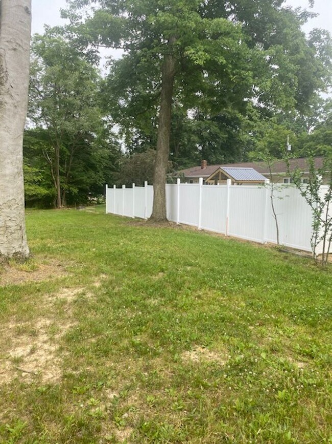 Building Photo - Ranch home with two car garage located on over 1/2 acre