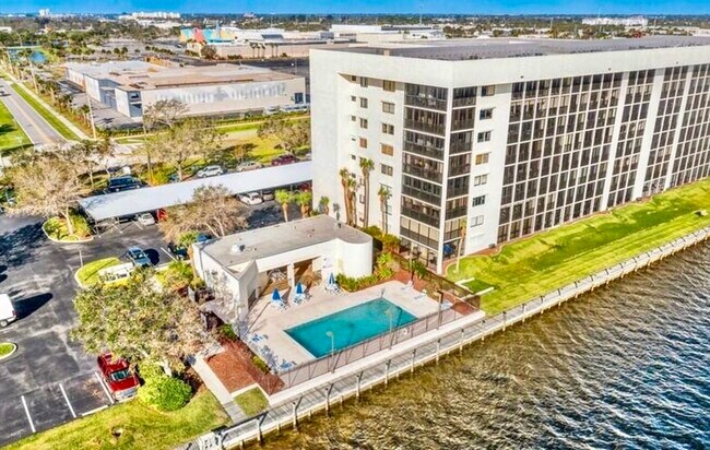 Pool, water front and mall - 250 S Sykes Creek Pky